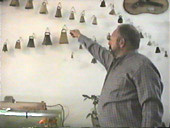 Luis Mariscotti, coleccionista de campanas